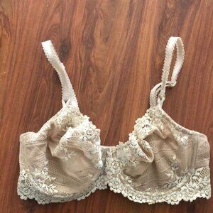 Wacoal Beige and cream lace bra underwire. Size 34D